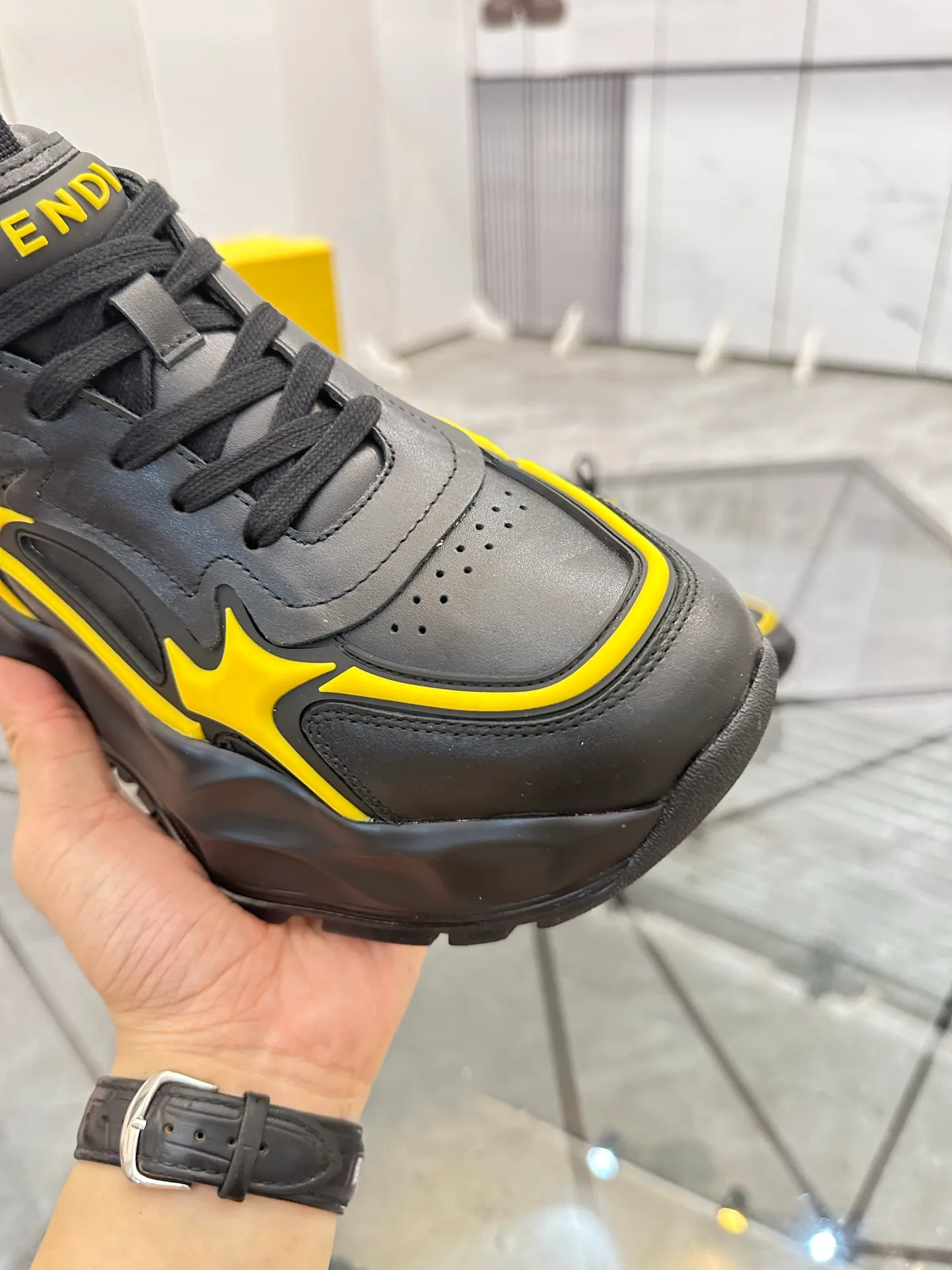 Men's shoes: 💰P580¥ Product trademark: Fendi* "Fendi*" low-top sports shoes Regular size: 39-44 (can be customized to 38.45.46) Product material: imported cowhide upper, breathable lining, original outsole. No.: 0008